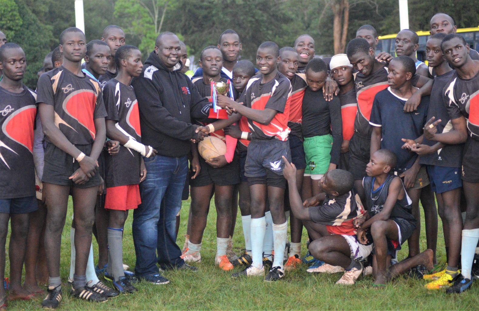 Vihiga High School receive trophy from KRU Director Oscar Mango. Photo Courtesy/Scrummage.