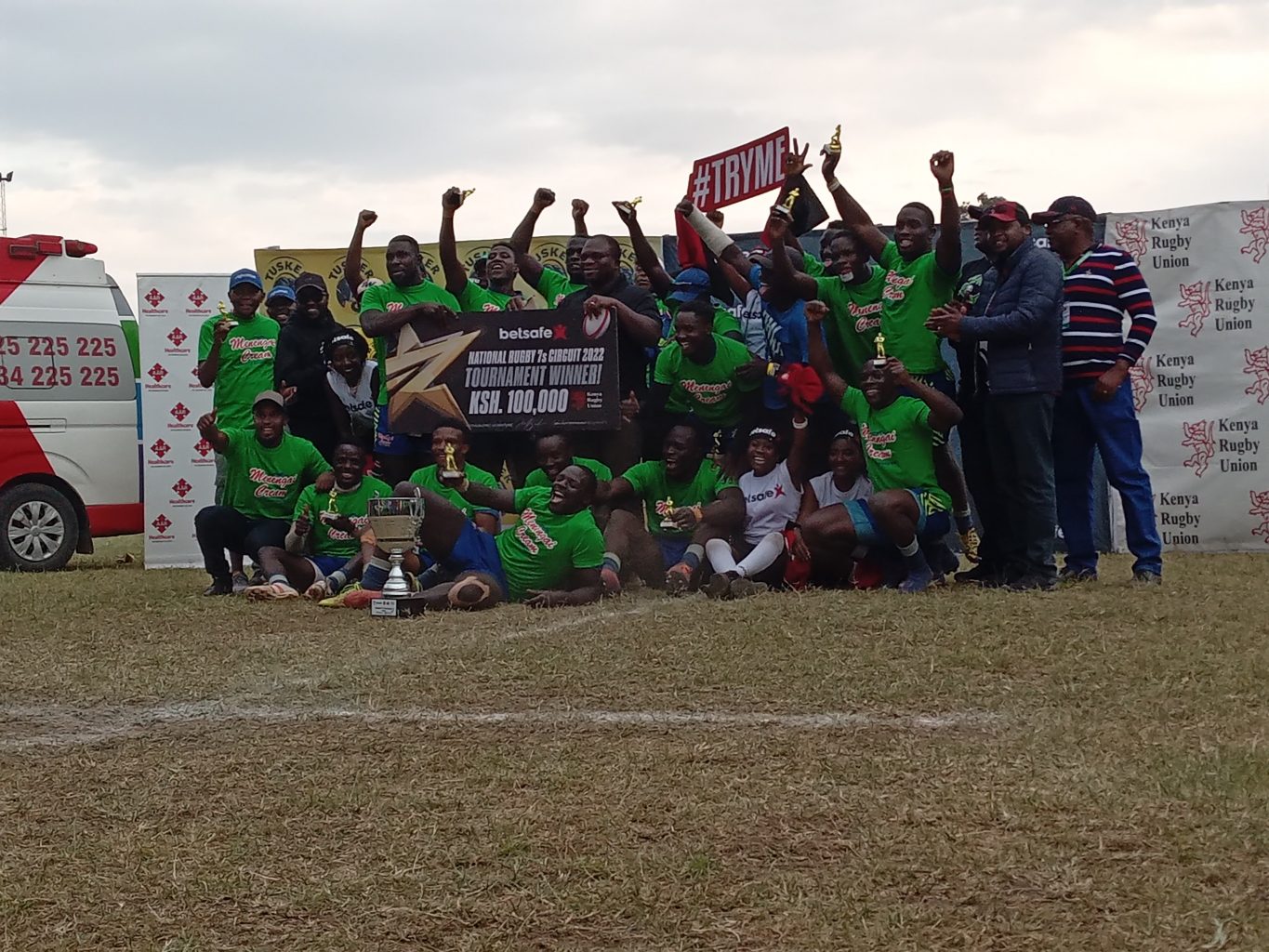 Menengai Oilers with a dummy cheque after winning Prinsloo 7s. Photo Courtesy/Scrummage.