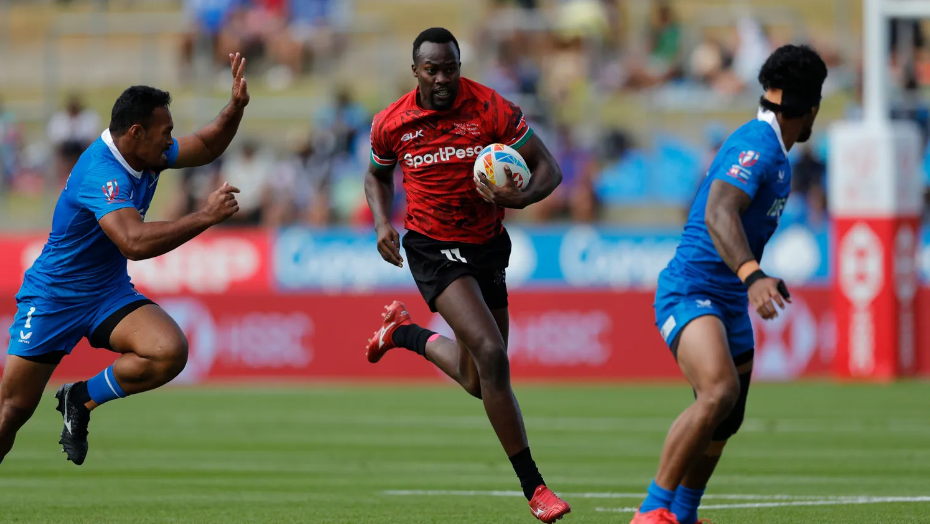 Kenya's Edmund Anya attacks against the Samoa defense on day one of the HSBC Hamilton Sevens at FMG Stadium Waikato on January 21, 2023. Photo credit: Mike Lee - KLC fotos for World Rugby
