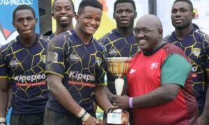 Harold Anduate receives Nakuru 10s trophy. Photo/Menengai Oilers