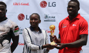 Kenya 7s Patrick Odongo receives award. Photo/SJAK