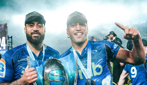 Blues players celebrate with Super Rugby Pacific. PHOTO/Blues Rugby