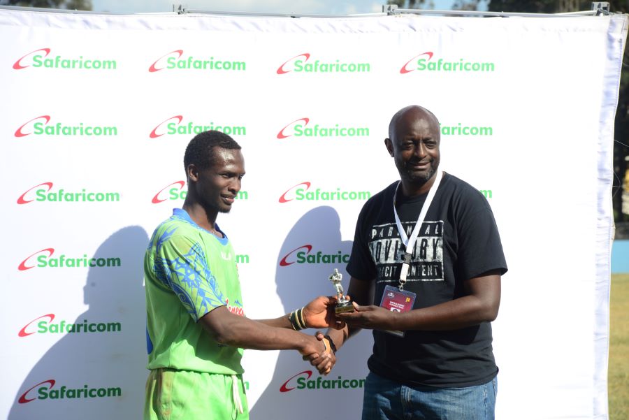 Menengai Oilers Brian Achacha receives Varsity Category award at Impala Floodlit. PHOTO/Scrummage Africa 