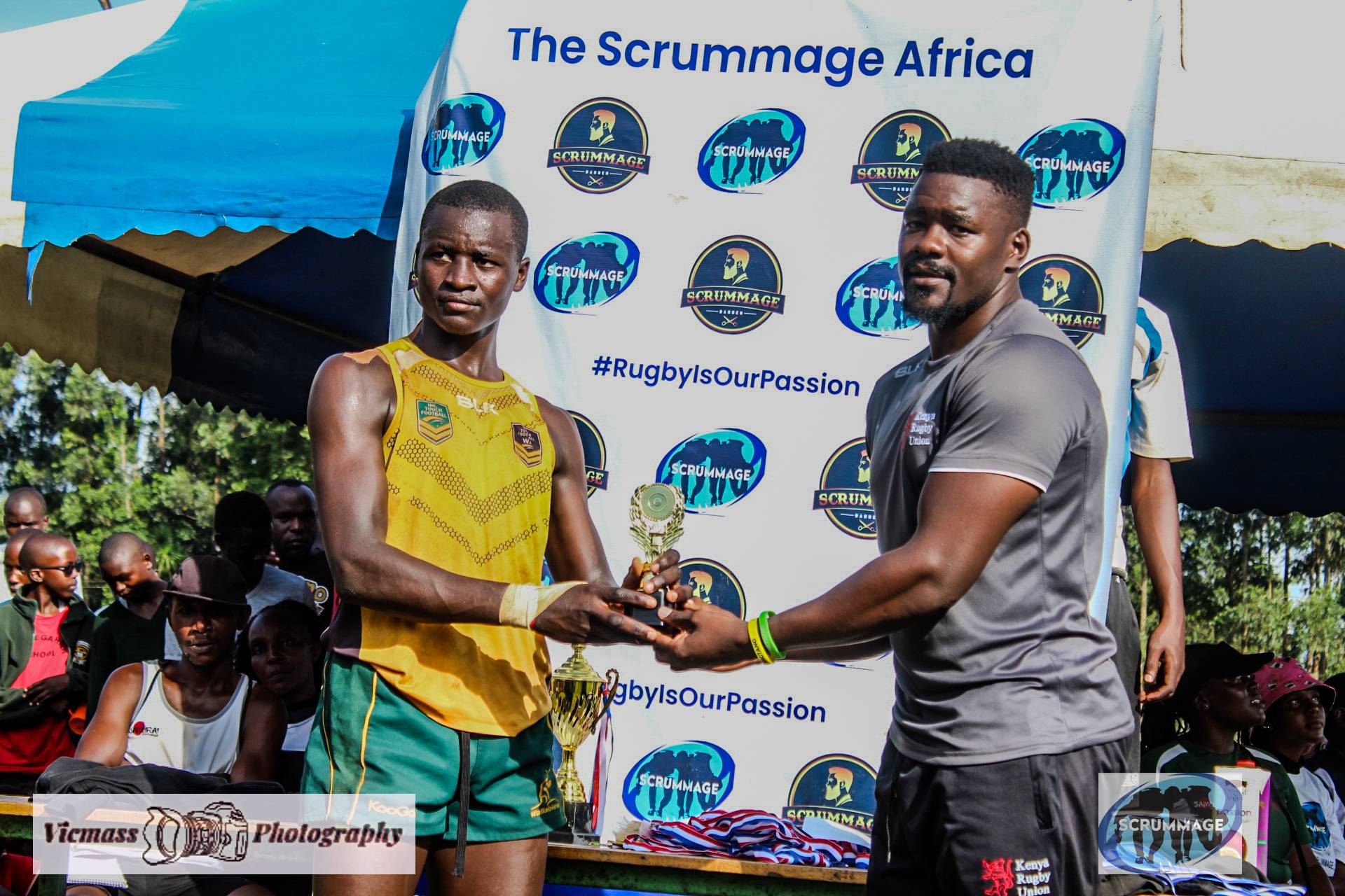 Wilson Tonya receives Scrummage Africa Katch 7s MVP. PHOTO/Vicmass.