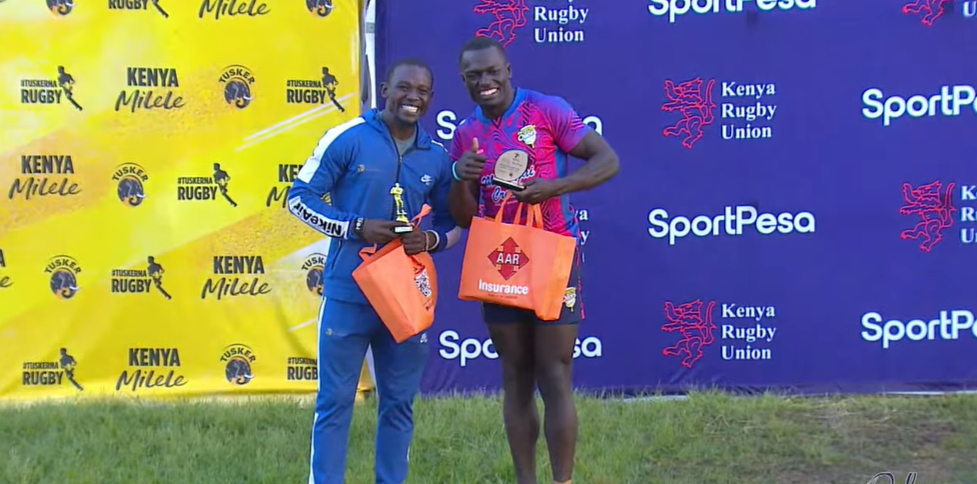 Tyson Juma (MMUST) left Denis Abukuse (Menenegai Oilers) right pose with Dala 7s award. PHOTO/Screengrab